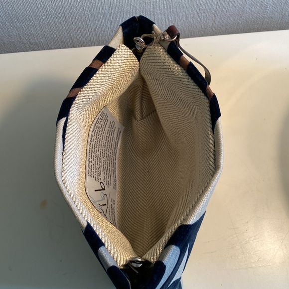 Add Libb POPPY HANDBAG w/wrist strap. Unique and handmade. Like new! - Picture 4 of 7